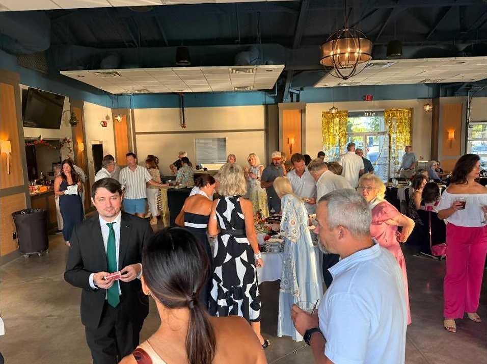 Cocktail hour at the Cedar Creek Yacht Club Supper Club with strolling magician Josh Weidner working the room.